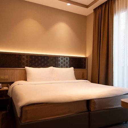 Aqueen Prestige Hotel Jalan Besar Singapore Esterno foto