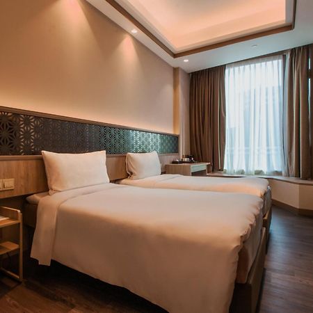 Aqueen Prestige Hotel Jalan Besar Singapore Esterno foto