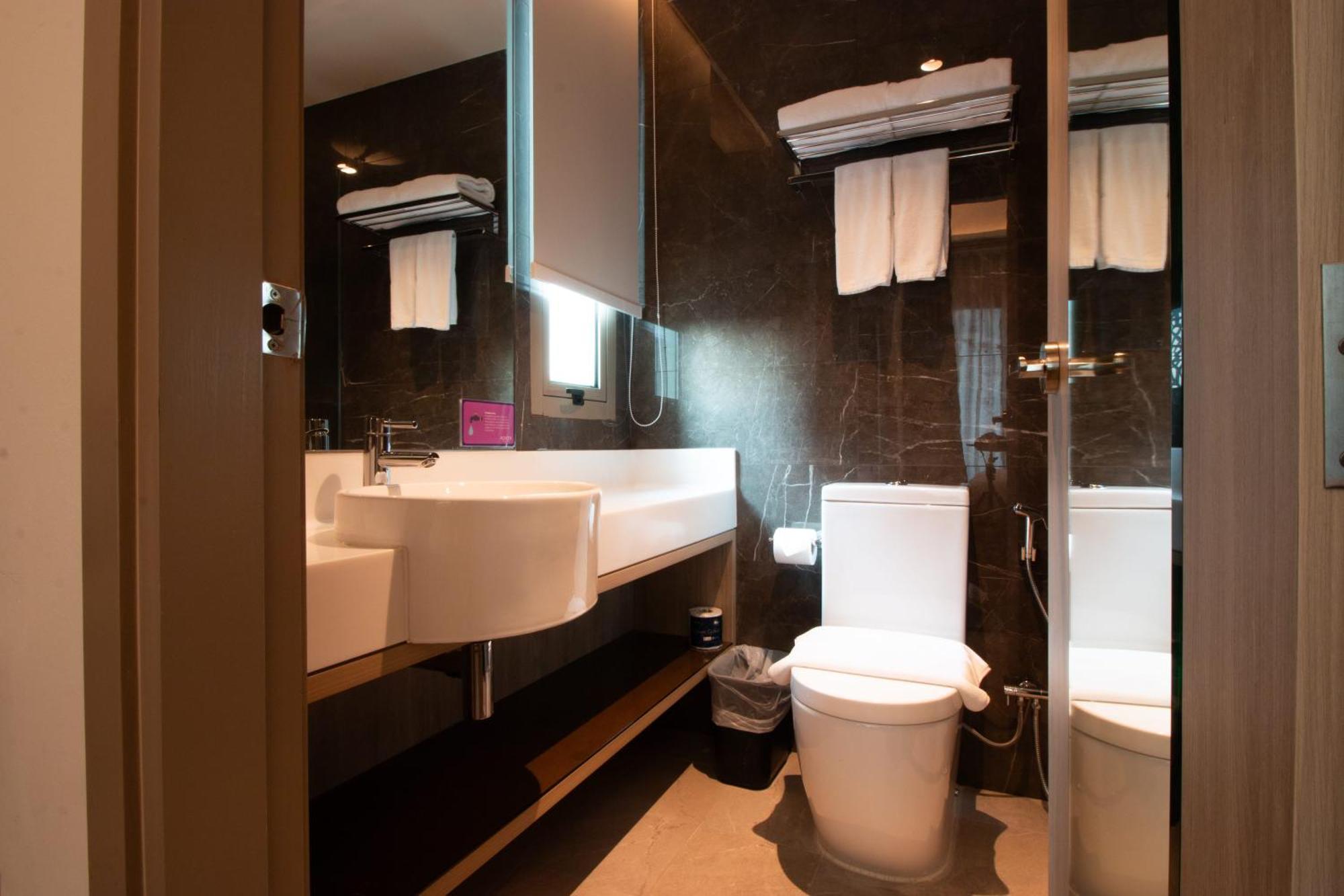 Aqueen Prestige Hotel Jalan Besar Singapore Esterno foto